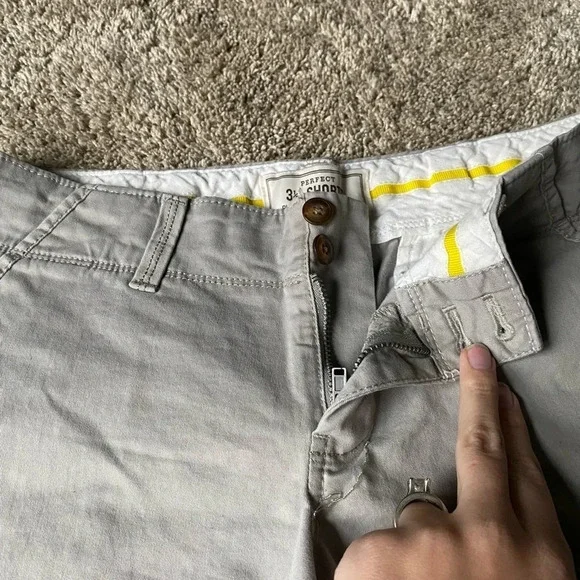 Old Navy Women’s gray shorts size 4​​ - Picture 5 of 8